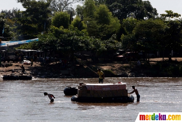 Foto : Potret rakit ban bekas jadi primadona di perbatasan 
