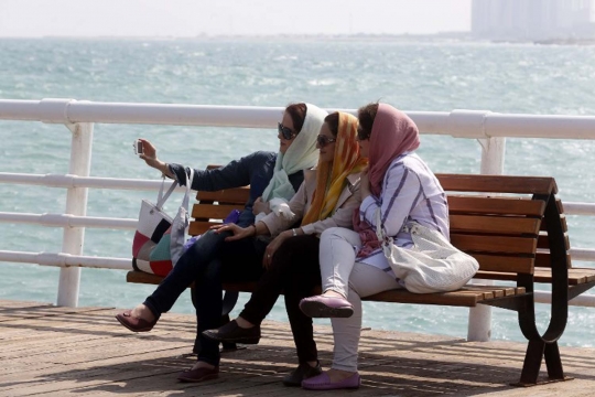Mengunjungi pantai halal di Iran
