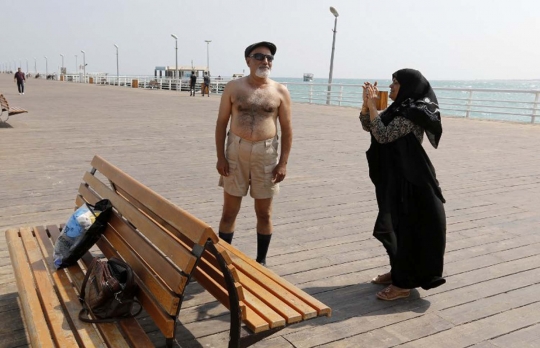 Mengunjungi pantai halal di Iran