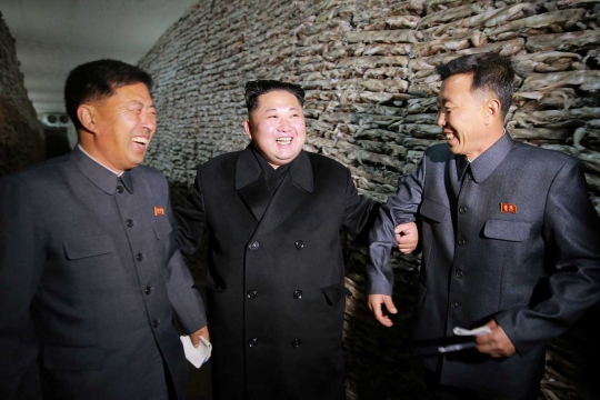 Tawa puas Kim Jong-un melihat hasil tangkapan ikannya melimpah