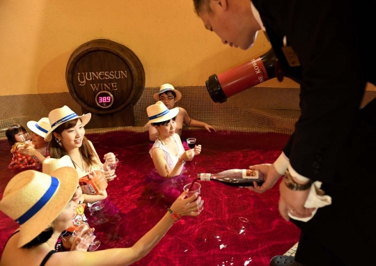 Intip gadis seksi Jepang berendam di kolam wine