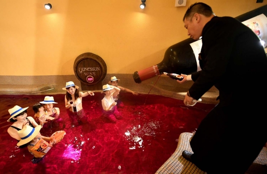 Intip gadis seksi Jepang berendam di kolam wine