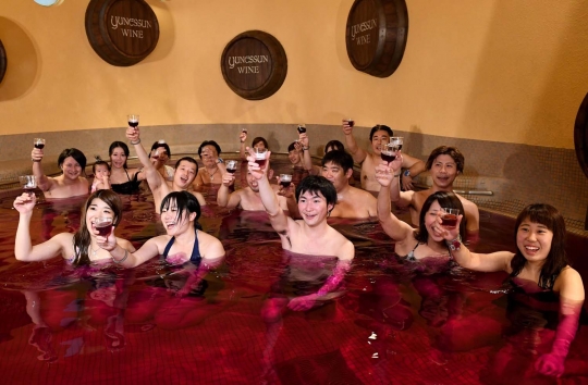 Intip gadis seksi Jepang berendam di kolam wine