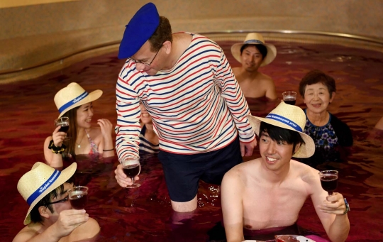 Intip gadis seksi Jepang berendam di kolam wine