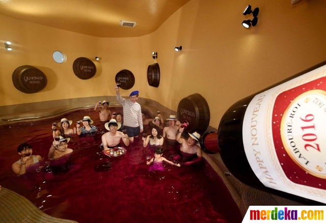 Foto : Intip gadis seksi Jepang berendam di kolam wine 