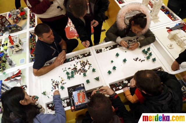 Foto Menengok toko Lego  terbesar  sejagat di Inggris 