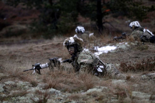Gaya bertempur tentara AS saat latihan menembak di hutan Latvia