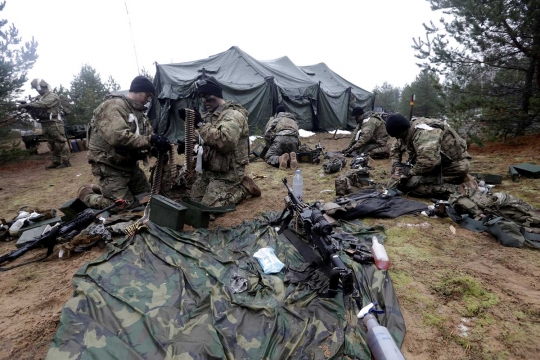 Gaya bertempur tentara AS saat latihan menembak di hutan Latvia