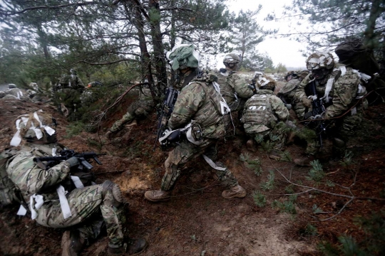 Gaya bertempur tentara AS saat latihan menembak di hutan Latvia