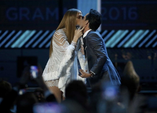 Kemesraan JLo berciuman dengan mantan suami di Latin Grammy Awards