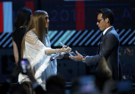 Kemesraan JLo berciuman dengan mantan suami di Latin Grammy Awards