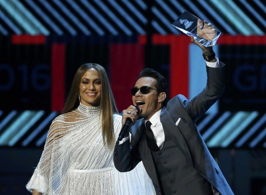 Kemesraan JLo berciuman dengan mantan suami di Latin Grammy Awards