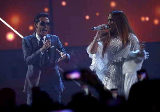 Kemesraan JLo berciuman dengan mantan suami di Latin Grammy Awards