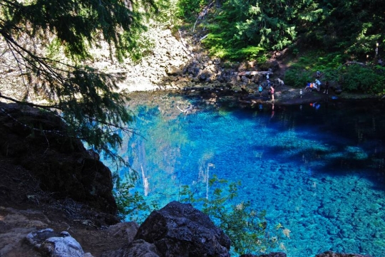 Menikmati keindahan kolam biru Tamolitch di Oregon