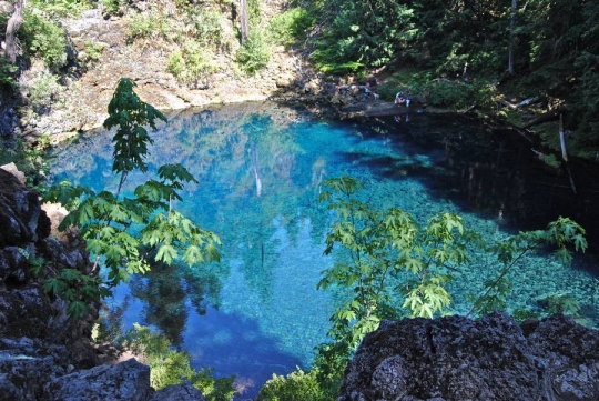 Menikmati keindahan kolam biru Tamolitch di Oregon