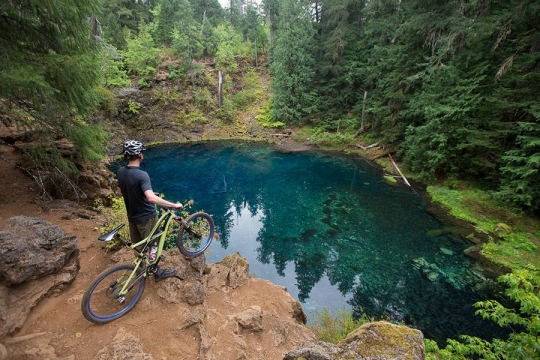 Menikmati keindahan kolam biru Tamolitch di Oregon