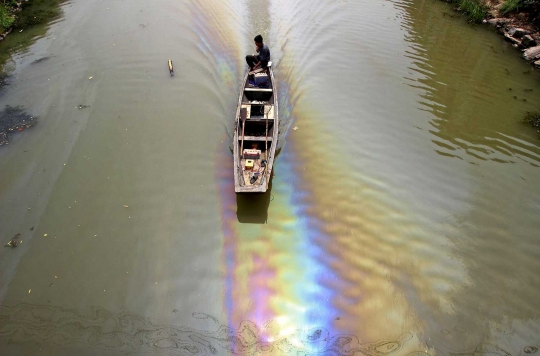 Seperti inilah warna-warni air sungai yang tercemar di China