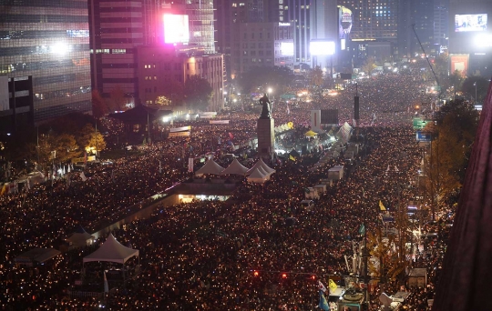 Tuntut Presiden Korsel mundur, massa lumpuhkan jalanan Kota Seoul