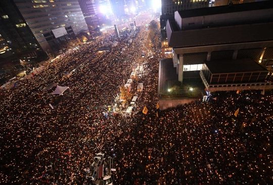 Tuntut Presiden Korsel mundur, massa lumpuhkan jalanan Kota Seoul