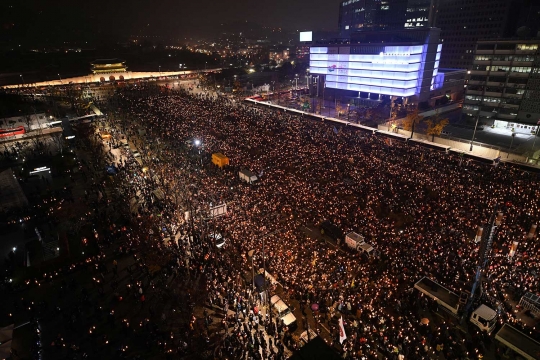 Tuntut Presiden Korsel mundur, massa lumpuhkan jalanan Kota Seoul