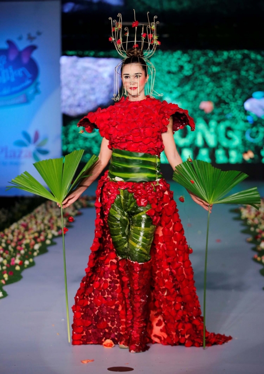 Keunikan gaun dari bunga dan dedaunan di Biofashion