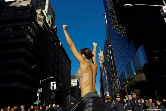 Aksi wanita bertelanjang dada geruduk Trump Tower