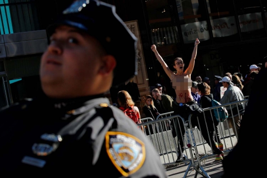 Aksi wanita bertelanjang dada geruduk Trump Tower