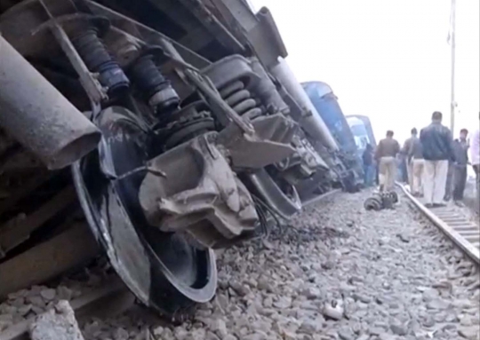 Nahas, ratusan tewas dalam insiden kereta anjlok di India