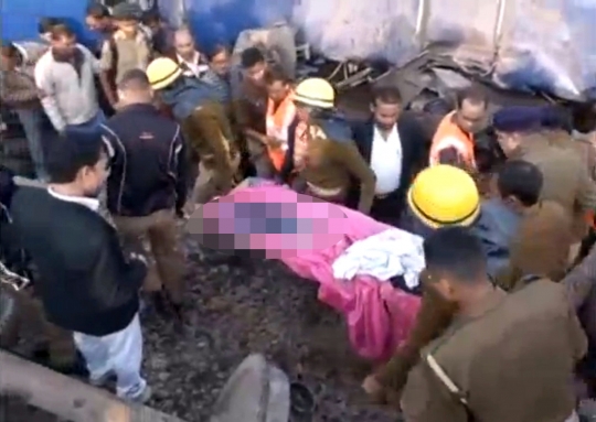 Nahas, ratusan tewas dalam insiden kereta anjlok di India