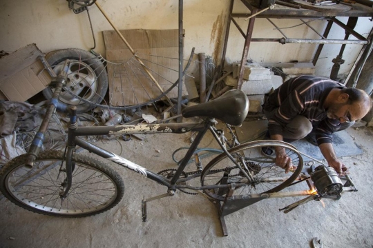 Warga Suriah buat sepeda pembangkit listrik demi bertahan hidup