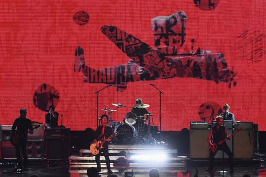 Aksi Green Day guncang panggung American Music Awards 2016