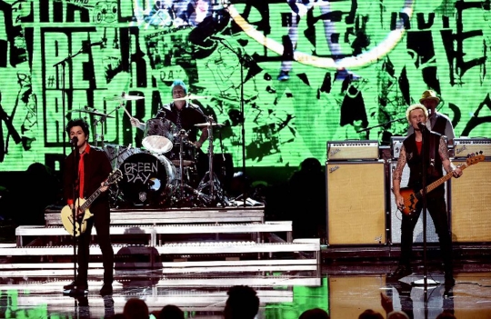 Aksi Green Day guncang panggung American Music Awards 2016