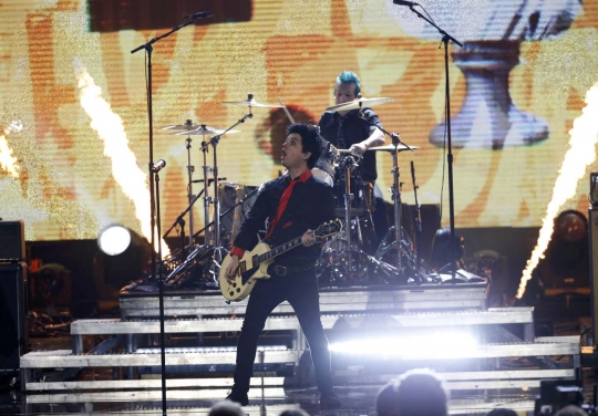 Aksi Green Day guncang panggung American Music Awards 2016