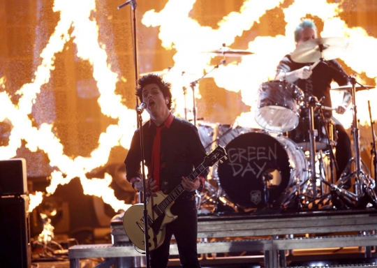 Aksi Green Day guncang panggung American Music Awards 2016