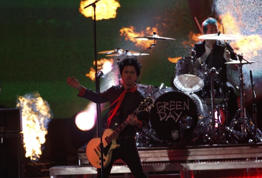 Aksi Green Day guncang panggung American Music Awards 2016