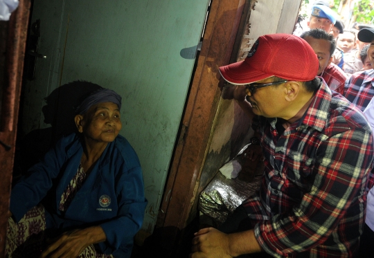 Blusukan di Kramat Jati, Djarot bantu warga pakai alis buatan