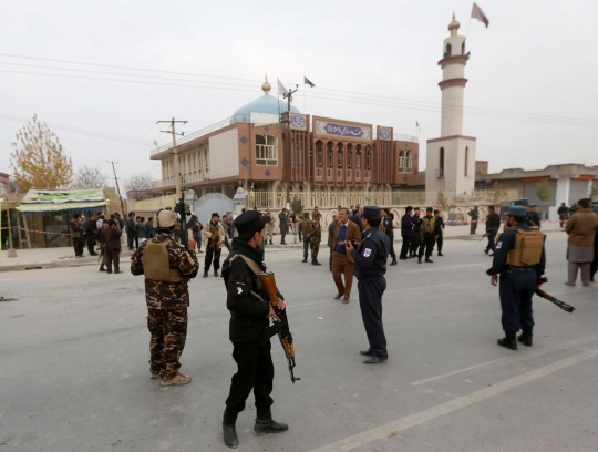 Suasana mencekam usai bom hantam masjid di Afghanistan