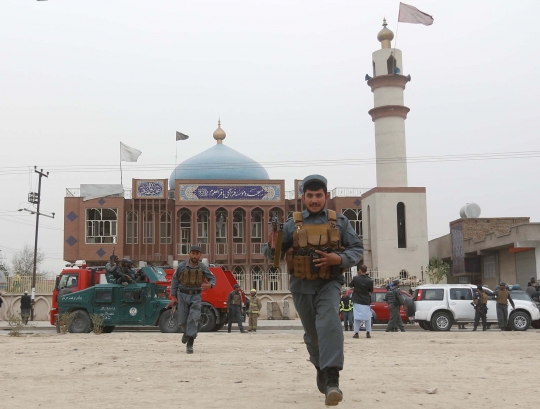 Suasana mencekam usai bom hantam masjid di Afghanistan
