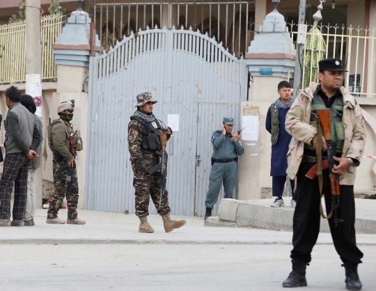 Suasana mencekam usai bom hantam masjid di Afghanistan