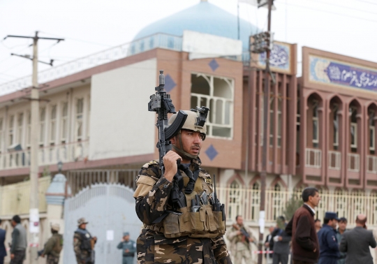 Suasana mencekam usai bom hantam masjid di Afghanistan