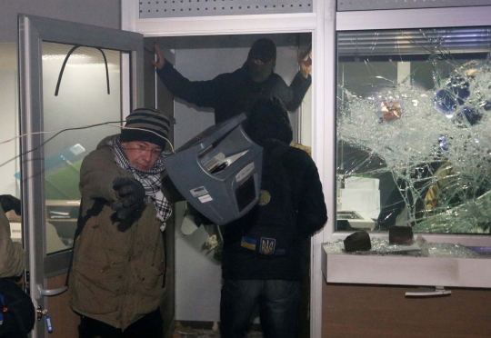 Aksi vandalis warga Ukraina obrak-abrik bank Rusia