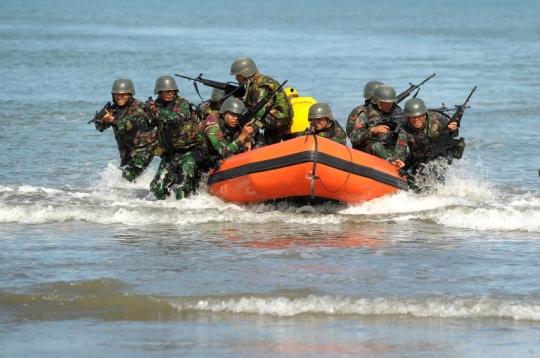 Aksi pasukan Komando TNI latihan anti teror di pantai Aceh