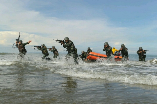 Aksi pasukan Komando TNI latihan anti teror di pantai Aceh