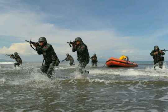 Aksi pasukan Komando TNI latihan anti teror di pantai Aceh