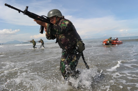 Aksi pasukan Komando TNI latihan anti teror di pantai Aceh