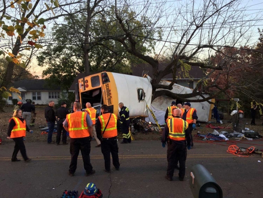 Hantam pohon, bus sekolah nyaris terbelah dua di AS, 6 anak tewas