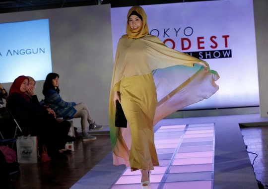 Gaya para model cantik Jepang di peragaan busana muslim di Tokyo