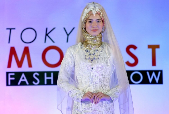 Gaya para model cantik Jepang di peragaan busana muslim di Tokyo