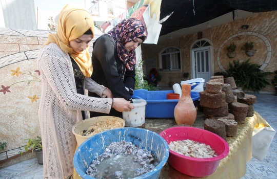 Wanita cantik Palestina sulap sampah lingkungan jadi kayu bakar