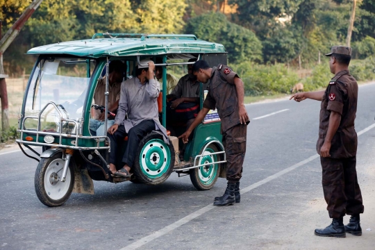 Tangis muslim Rohingya ditangkap tentara Bangladesh